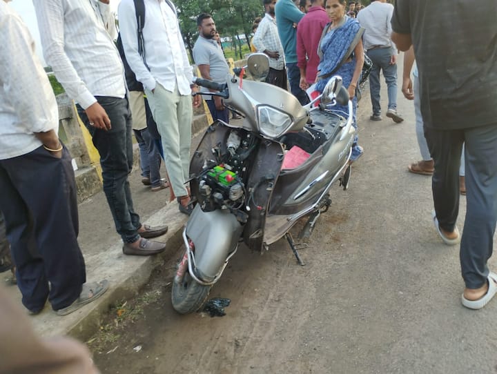 धुळ्यातील साक्री-पिंपळनेर रस्त्यावरील कान नदीच्या पुलावर रविवारी दुपारी भीषण अपघात झाला. बस आणि दोन दुचाकींमध्ये झालेल्या या अपघातात 12 वर्षीय मुलीचा मृत्यू झाला असून चार जण गंभीर जखमी झाले आहेत.