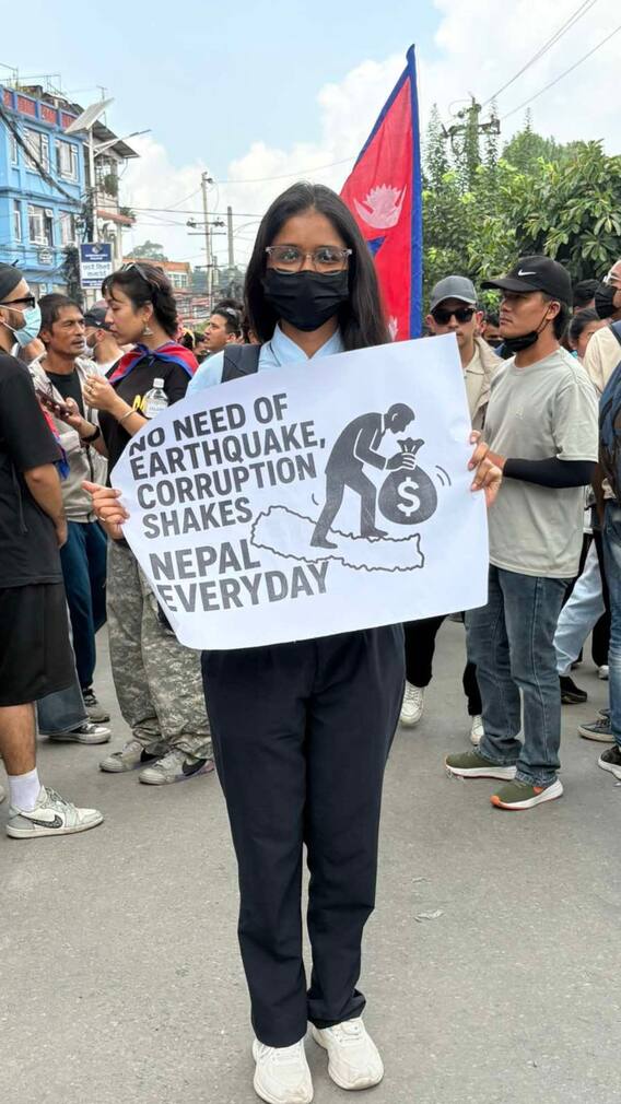 తిరగబడిన నేపాల్ యువత - పరారైన రాజకీయనేతలు