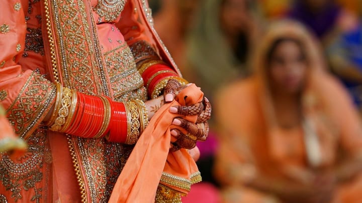 However, there is a lot of difference in the age of marriage of girls from rural and urban areas. In the year 2023, the average marriage age of rural girls was 22.4, while the urban girls were 24.3.
