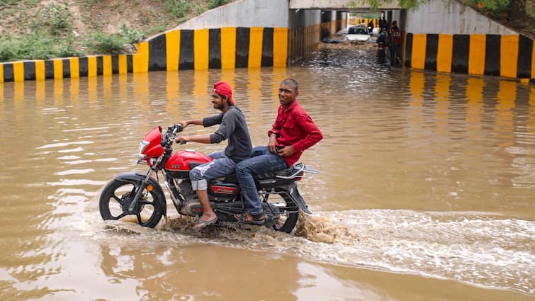 नोएडा: यमुना का जलस्तर घटने के बाद बढ़ा बीमारियों का प्रकोप, राहत कैंपों में मेडिकल टीमें तैनात