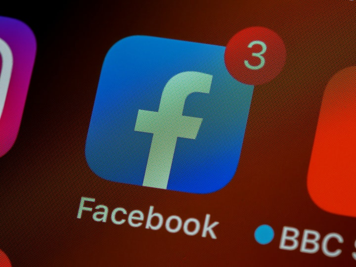 Facebook वरुन व्हिडिओद्वारे पैसे कमावण्यासाठी फेसबुक मॉनिटायझेशन प्रोग्रॅमचा भाग होणं आवश्यक असतं. यासाठी काही अटी पूर्ण कराव्या लागतात. ज्यानुसार पेजला ठराविक फॉलोअर्स असावेत, व्हिडिओ अपलोड करण्यात सातत्य असावं, फेसबुकच्या कम्युनिटी गाईडलाइन्सचं आणि मॉनिटायझेशन पॉलिसीचं पालन केलेलं असाव.