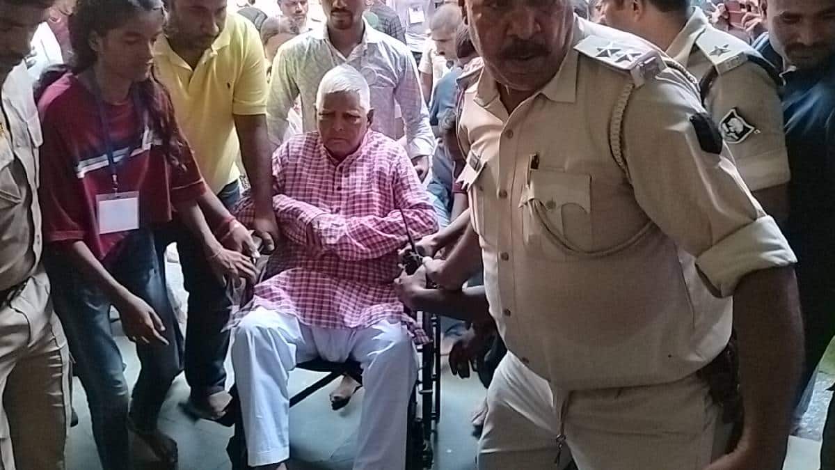 Lalu Yadav Perform Pind Daan: गयाजी में लालू यादव ने किया पितरों का पिंडदान, बेटे तेजस्वी और बहू राजश्री भी रहीं साथ