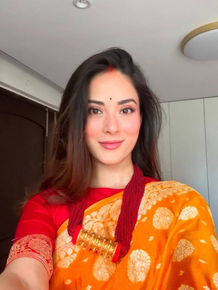 बता दें कि श्रृंखला शादीशुदा हैं. यहां ऑरेंज साड़ी, मांग में सिंदूर और गले में नेपाली स्टाइल मंगलसूत्र में वो किसी अप्सरा से कम नहीं लग रही.