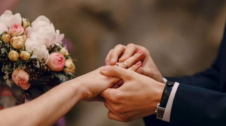 Marcus Stoinis Engagement: ਆਸਟ੍ਰੇਲੀਆ ਦੇ ਆਲਰਾਊਂਡਰ ਖਿਡਾਰੀ ਮਾਰਕਸ ਸਟੋਇਨਿਸ ਨੇ ਆਪਣੀ ਪ੍ਰੇਮਿਕਾ ਸਾਰਾ ਜ਼ਾਰਨੁਚ (Sarah Czarnuch) ਨੂੰ ਸਮੁੰਦਰ ਦੇ ਵਿਚਕਾਰ ਇੱਕ ਕਿਸ਼ਤੀ 'ਤੇ ਪ੍ਰਪੋਜ਼ ਕੀਤਾ।