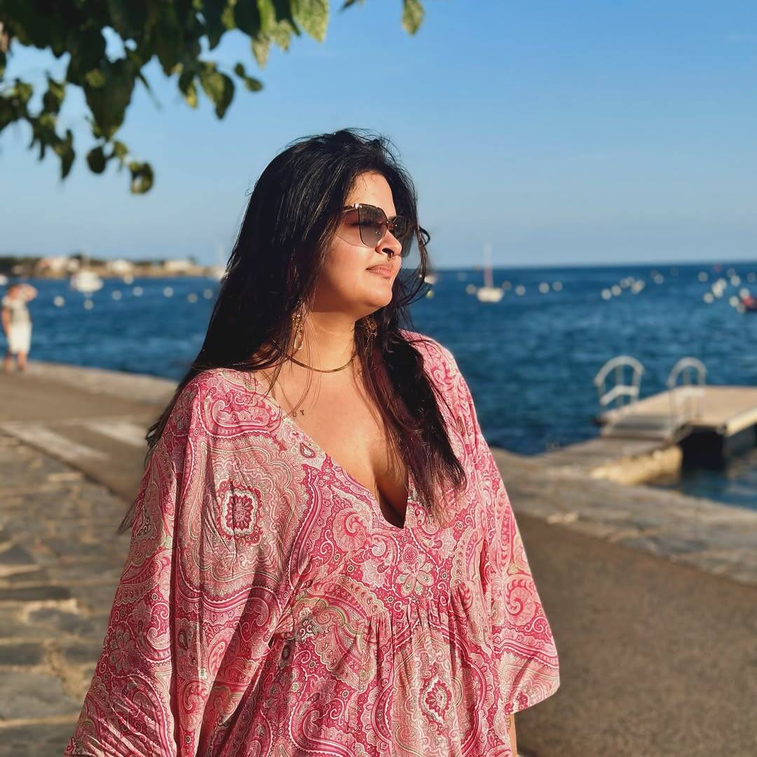 Suranika lives in America near the stepmother Sonali, away from her real mother Sunaina. Where, she also works along with studies, which she often shares on social media.