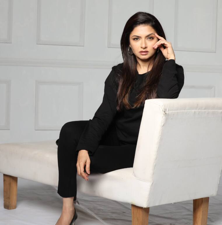 Apart from beauty, Bhagyashree is also known for her balanced private and professional life. After the immense success of Maine Pyaar Kiya, he gave priority to the family instead of fame and made distance from films at the peak of his career.