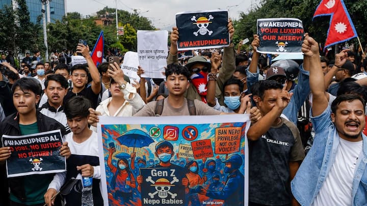 यह आंदोलन 4 सितंबर को शुरू हुआ, जब सरकार ने फेसबुक, इंस्टाग्राम, व्हाट्सएप, यूट्यूब, एक्स समेत 26 प्लेटफॉर्म्स पर बैन लगा दिया.  बैन के बाद नेपाल की सड़कों पर हजारों की संख्या में युवाओं का हुजूम उमड़ पड़ा और युवाओं ने जमकर बवाल काटा. भारी बवाल को देखते हुए बैन हटाया गया और पीएम ने इस्तीफा दे दिया लेकिन स्थिति कंट्रोल में नहीं आ सकी.