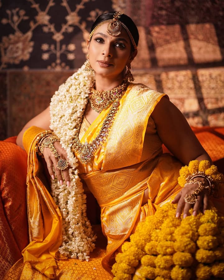 In this look, Tanisha has carried a traditional look. She is wearing a golden yellow silk saree, which is really from heavy gold jewelery and gajre. Matha Strip, Necklace and Bracelet are giving their look a fully royal look.