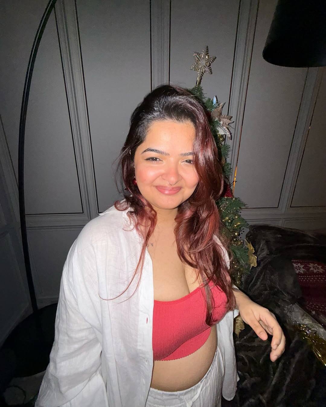 In such a situation, Suranika lives in America with her father Ashish and step mother Sonali and her mother Sunaina married Mohan Nagar in 2009.