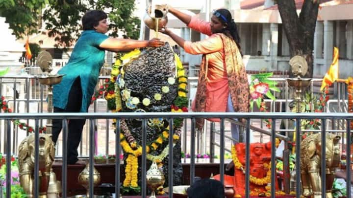 कुणी चोरी करण्याचा प्रयत्न केला तरी शनीदेव त्याला शिक्षा करतात, अशी श्रद्धा आहे.