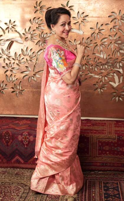 Hema Malini has many properties in different cities. He has houses and land in many places including Chennai, Mumbai, Vrindavan. Hema Malini lives in a luxurious house. The total value of his property is around 113.6 crores.