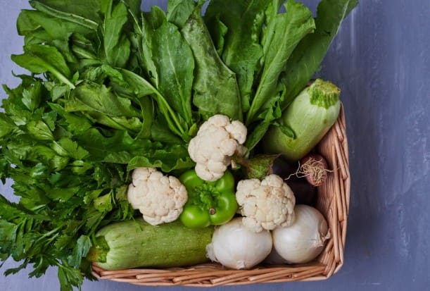 हल्का और हेल्दी खाना खाएं: ब्लड शुगर अचानक बढ़े तो तुरंत heavy food या मीठी चीजें खाने से बचें. इसके बजाय ओट्स, सलाद, ग्रीन वेजिटेबल्स और फाइबर युक्त खाना खाएं. इससे ब्लड शुगर तेजी से नहीं बढ़ता और पाचन भी अच्छा रहता है.