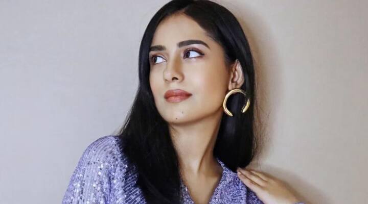 अमृता ने इस लुक में पर्पल शिमरी आउटफिट पहना है, जिसे बड़े गोल्डन हूप इयररिंग्स के साथ स्टाइल किया है. उनका नैचुरल मेकअप और स्ट्रेट हेयर लुक को बैलेंस्ड और एलीगेंट बना रहे हैं.