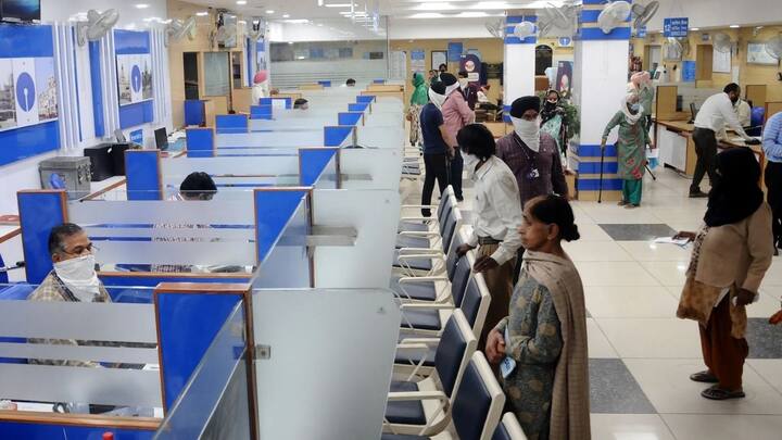 सामान्य तौर पर बैंक जाना अक्सर रूटीन का काम लगता है. लेकिन कई बार छोटी-छोटी चूक बड़ी परेशानियां खड़ी कर देती है. अकाउंट खोलना, लोन लेना या कोई ट्रांजेक्शन करवाना हो. बिना सही डॉक्यूमेंट के काम रुक सकता है.