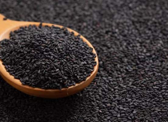 काले बीज: black seeds में ऐसे न्यूट्रिएंट्स पाए जाते हैं जो बालों को अंदर से पोषण देते हैं और समय से पहले सफेद होने से बचाते हैं. इन्हें डाइट में शामिल करना बेहद फायदेमंद है.