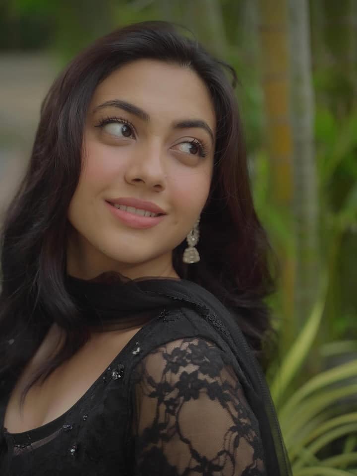 Along with this, Reem wore big white earrings, which are adding beauty to his look. In the pictures, she was seen posing in different style, in which her smile and confidence are clearly visible. In every picture, their beauty and confidence are attracting fans.