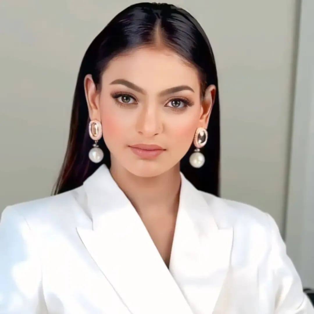 After this, film director Sanoj Mishra signed her as a lead actress in her film and after that there was a lot of increase in the popularity of the actress.