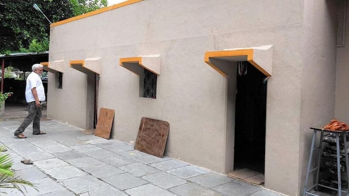 त्यामुळे घर, दुकाने किंवा अगदी बँकांनाही इथे कधी दरवाजे लावलेले दिसत नाहीत.