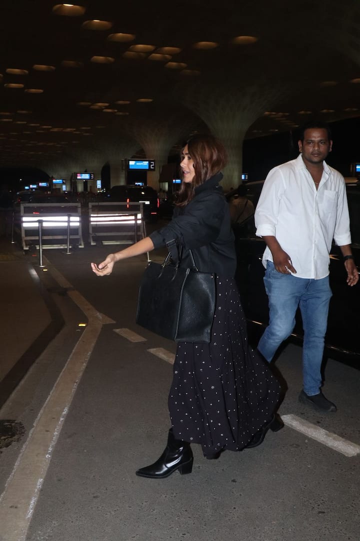 In the hand, Mrinal has taken a big black handbag, which looks perfect for traveling. With open hair and without much makeup, his look looks trendy along with simplicity.