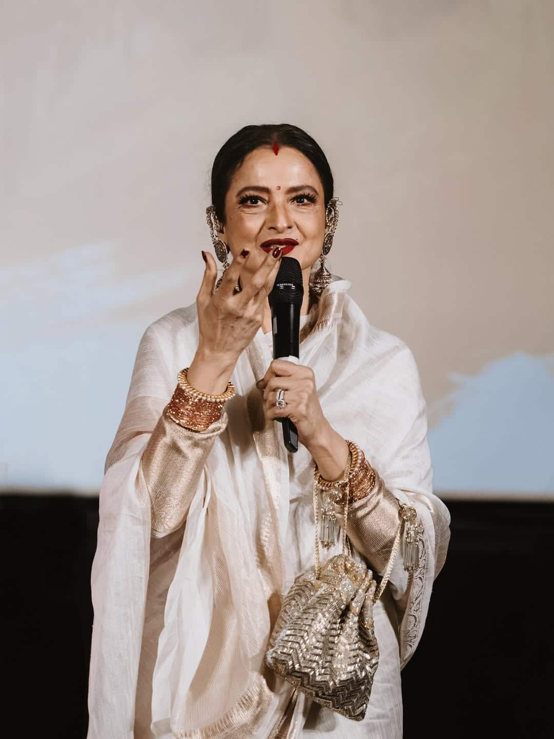 Everyone is crazy about the beauty and actress of Bollywood's Evergreen actress Rekha. He has worked in more than 200 films. Although she is not active in films now, but in the case of net worth beats many beauties.