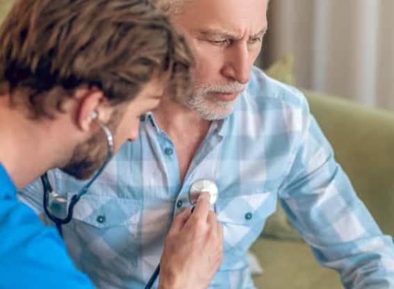 हार्ट पेशेंट्स: दिल से जुड़ी समस्याओं वाले लोगों के लिए excess sodium intake खतरनाक साबित हो सकता है. सेंधा नमक ब्लड प्रेशर और फ्लूइड रिटेंशन बढ़ाकर दिल पर दबाव डाल सकता है.