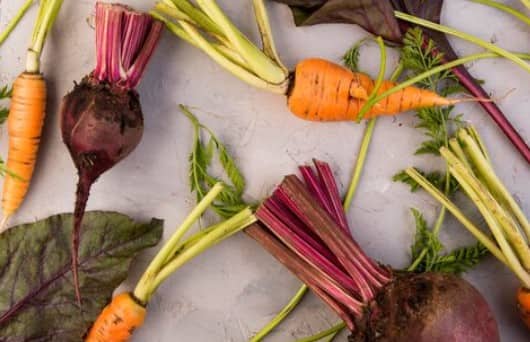 गाजर और चुकंदर: गाजर और चुकंदर में beta-carotene और antioxidants होते हैं जो मेलानिन प्रोडक्शन को बढ़ाते हैं. मेलानिन ही बालों को उनका नेचुरल काला रंग देता है.
