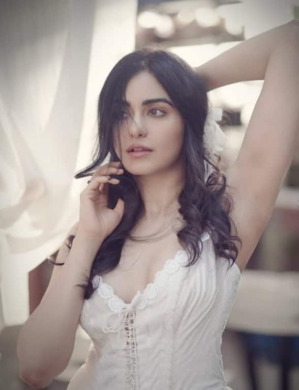 In this white dress, Ada Princess Vibes are offering. His look looks quite graceful by applying flowers to the hair.