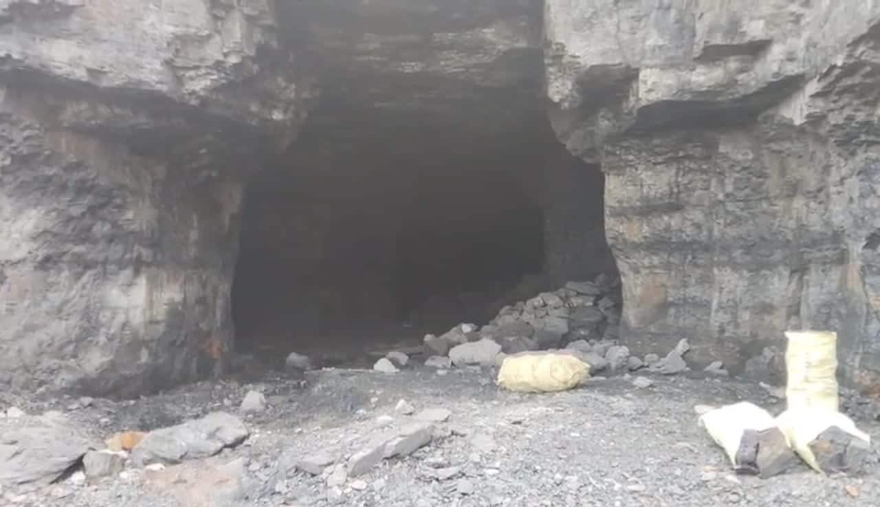 Jharkhand: धनबाद में अवैध कोयला खदान धंसी, दो की मौत, कई लोगों के दबे होने की आशंका