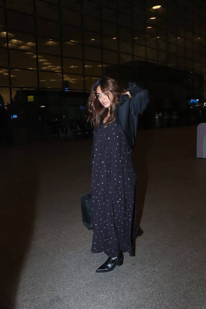 Apart from Disha, Mrinal Thakur also appeared at the airport. His airport look looks very classy and elegant. He is wearing a black color printed dress, on which small white patterns are made.