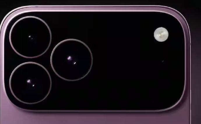 ਚੀਨ ਵਿੱਚ, ਆਈਫੋਨ 17 ਦੀ ਕੀਮਤ 5,999 ਯੂਆਨ (ਲਗਭਗ 68,500 ਰੁਪਏ) ਨਿਰਧਾਰਤ ਕੀਤੀ ਗਈ ਹੈ। ਆਈਫੋਨ 17 ਏਅਰ 7999 ਯੂਆਨ (ਲਗਭਗ 91,500 ਰੁਪਏ), ਆਈਫੋਨ 17 ਪ੍ਰੋ 8999 ਯੂਆਨ (ਲਗਭਗ 1,03,000 ਰੁਪਏ) ਅਤੇ ਆਈਫੋਨ 17 ਪ੍ਰੋ ਮੈਕਸ 9999 ਯੂਆਨ (ਲਗਭਗ 1,14,000 ਰੁਪਏ) ਵਿੱਚ ਉਪਲਬਧ ਹੈ।