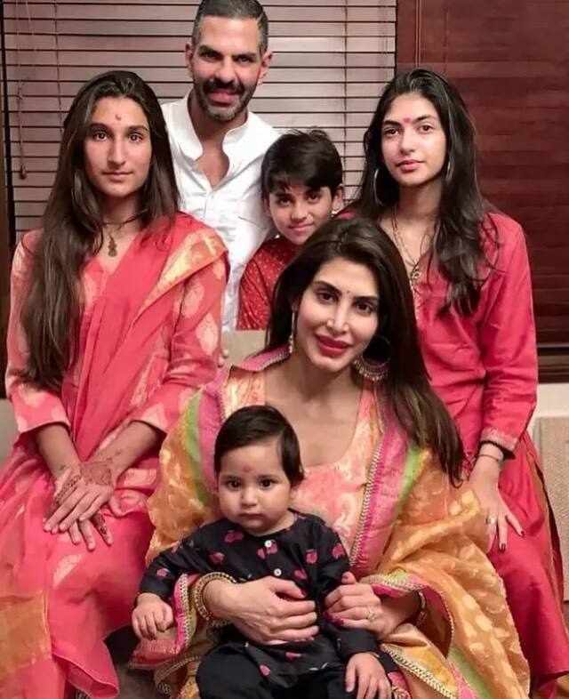 After the death of business man Sanjay Kapoor, controversy has erupted about his property. His wife Priya Sachdev is being accused of grabbing all the property. At the same time, Priya claims that she has already given her share to Karishma's children.