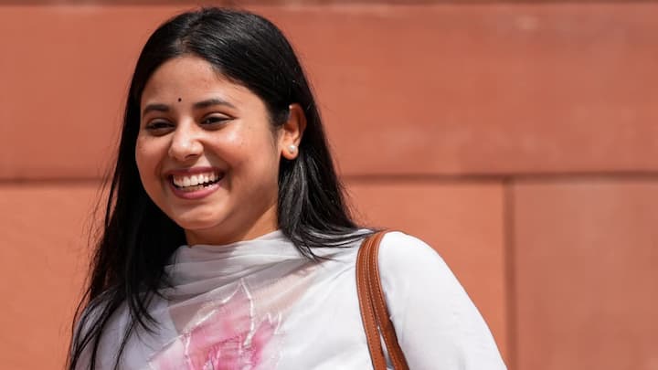 लेकिन प्रिया का सफर यहीं नहीं थमा. उन्होंने आगे बढ़कर एमिटी यूनिवर्सिटी, नोएडा से एलएलबी (LLB) की डिग्री हासिल की. यह पढ़ाई उन्हें कानून और न्याय की दुनिया की गहराई तक ले गई.