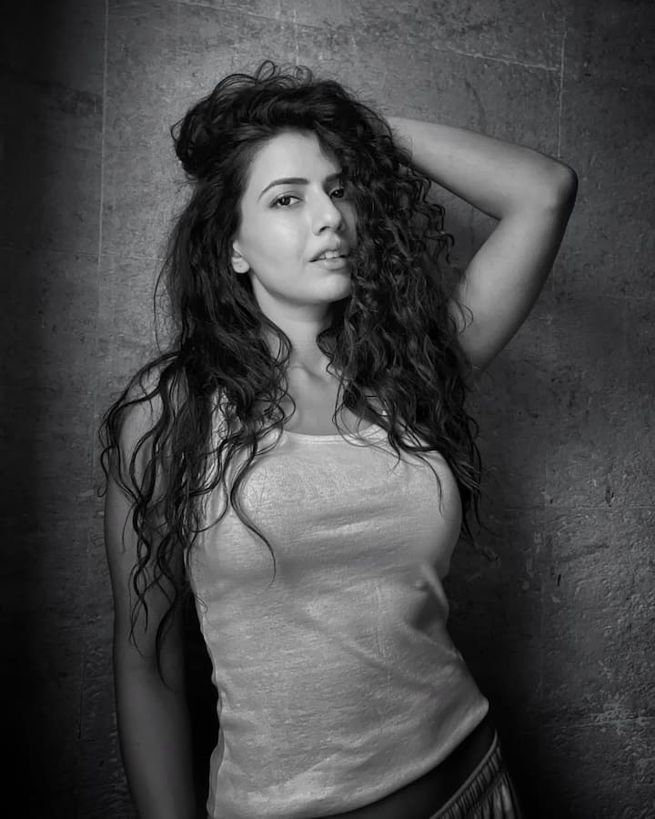 स्मृति ने 2019 में अवॉर्ड विनिंग शॉर्ट फिल्म अम्बु की कहानी लिखी थी और इसे डायरेक्ट भी किया था. इस शॉर्ट फिल्म में उन्होंने महिला और पुरुष दोनों की भूमिका निभाई थी.