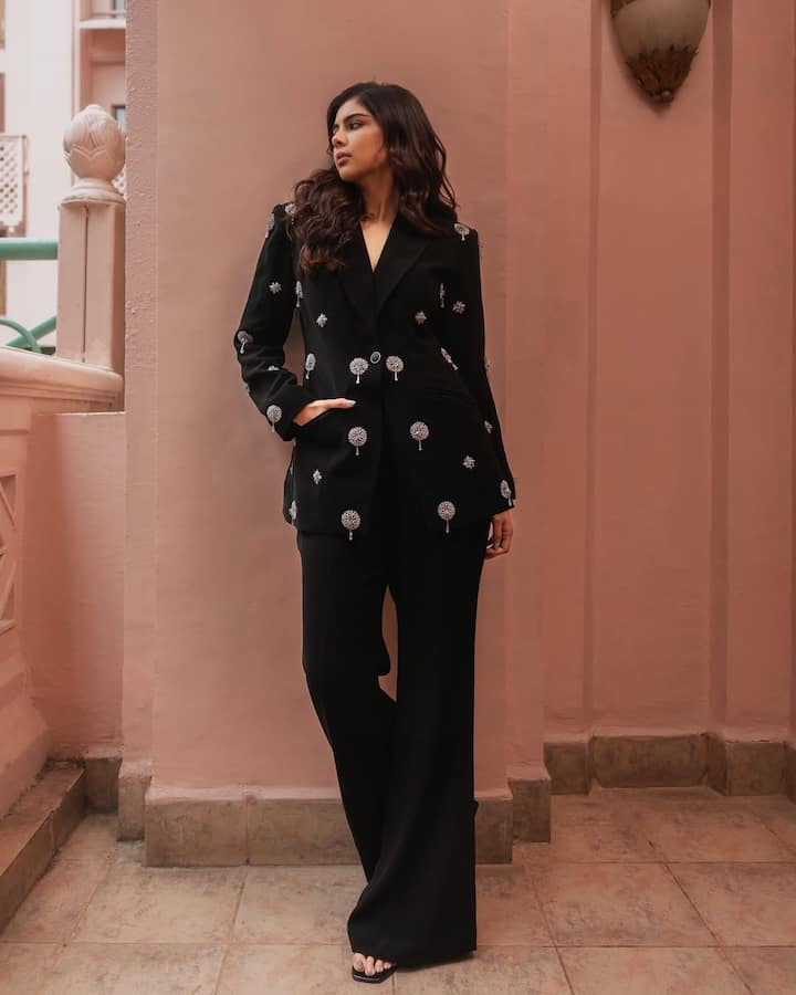 सिल्वर एम्ब्रॉयडरी वाले ब्लैक पैंटसूट में एक्ट्रेस का बॉसी लुक नजर आ रहा है. खुले बाल और मिनिमल मेकअप उनके पूरे लुक को स्टाइलिश और बॉस-लेडी वाइब्स दे रहे हैं.