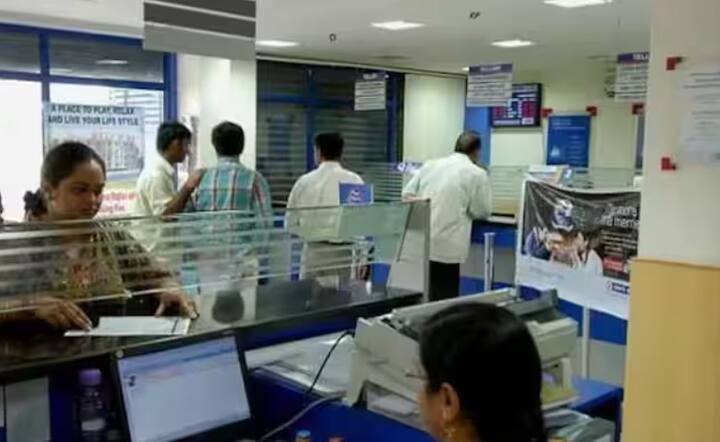 જો તમે નાણાકીય વ્યવહારો કરી રહ્યા છો તો તમારી પાસે પાન કાર્ડ રાખવું જરૂરી છે. લોન, એફડી અથવા મોટી રકમના વ્યવહારોમાં આ દસ્તાવેજ જરૂરી છે. ટેક્સ સંબંધિત માહિતી માટે અન્ય દસ્તાવેજો તમારી સાથે રાખવા વધુ સારું છે.