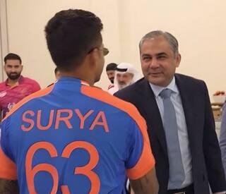 ਪ੍ਰਮਾਣੂ ਹਮਲੇ ਦੀ ਧਮਕੀ ਦੇਣ ਵਾਲੇ ਪਾਕਿਸਤਾਨੀ ਮੰਤਰੀ ਨਾਲ ਸੂਰਿਆਕੁਮਾਰ ਯਾਦਵ ਨੇ ਮਿਲਾਇਆ ਹੱਥ, ਸੋਸ਼ਲ ਮੀਡੀਆ 'ਤੇ ਫੁੱਟਿਆ ਲੋਕਾਂ ਦਾ ਗੁੱਸਾ