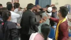 धनबाद: कानून का पाठ पढ़ने वाले खुद कानून तोड़ने पर उतारू, लॉ कॉलेज में जमकर चले लात घूसे