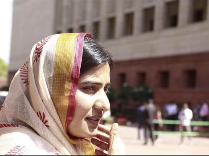 इकरा हसन की पढ़ाई-लिखाई पर नजर डालें तो इकरा की स्कूली शिक्षा दिल्ली के क्वीन मैरी स्कूल से हुई है. इसके बाद उन्होंने दिल्ली विश्वविद्यालय के प्रतिष्ठित लेडी श्रीराम कॉलेज (LSR) से स्नातक की डिग्री हासिल की. यहीं से उनकी अकादमिक यात्रा ने रफ्तार पकड़ी.