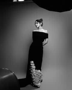 Alaya F Photo: અલાયાએ ઓફ શોલ્ડર બ્લેક ગાઉનમાં કરાવ્યું હટકે ફોટોશૂટ