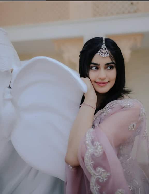इस लैवेंडर लहंगे में अदा बहुत खूबसूरत दिख रही हैं. मांगटीका और खुले बाल उनपर काफी जच रहे हैं.