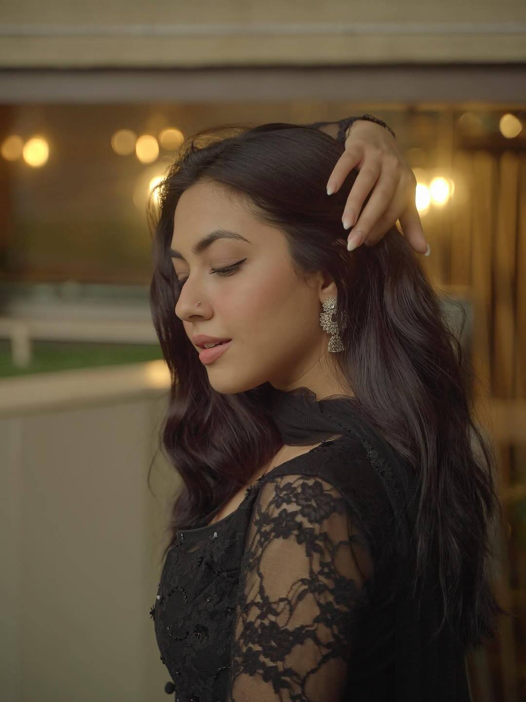 In these pictures, Reem is wearing a black Lucknow Chikankari Anarkali suit, which offers a great combination of his simplicity and style. The fine embroidery and light fabric of this suit is making their look even more attractive.
