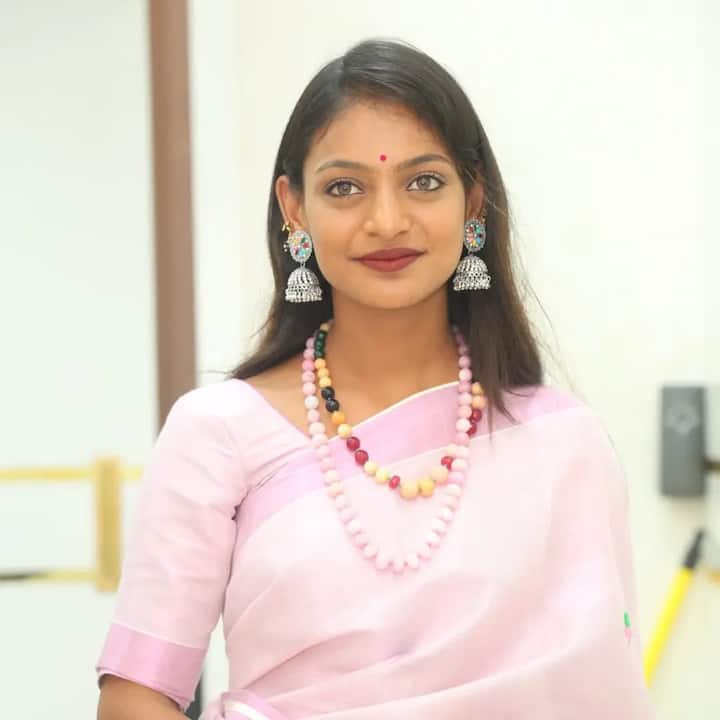 मोनालिसा भोसले ने इस साल महाकुंभ मेले में माला बेचने आई थीं. लेकिन सभी उनकी खूबसूरत आंखों में खो गए.