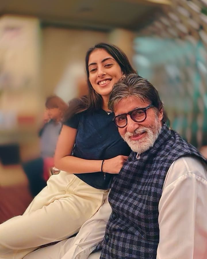 नव्या नवेली नंदा अमिताभ बच्चन और जया बच्चन की नातिन हैं.और निखिल नंदा और श्वेता बच्चन नंदा की बेटी हैं.