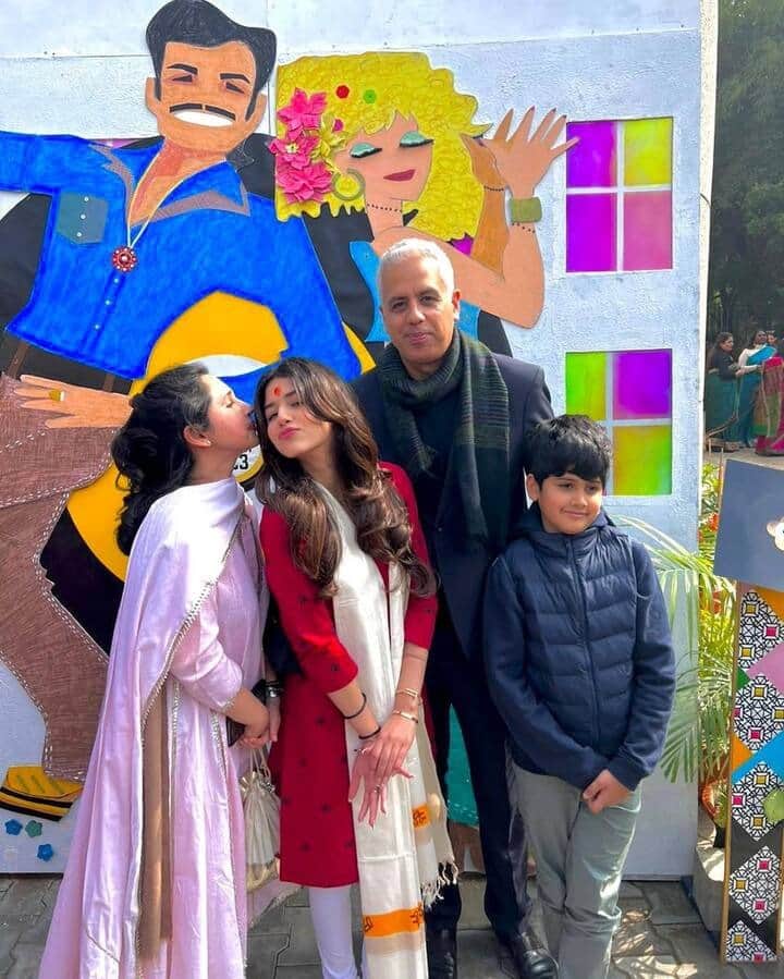 नाओमिकाचा लूक पाहून काही युजर्स तिला आगामी सुपरस्टार असंही म्हणतात. ते असेही म्हणतात की, ती बॉलिवूडच्या सर्व स्टार किड्समध्ये सर्वात सुंदर आहे.