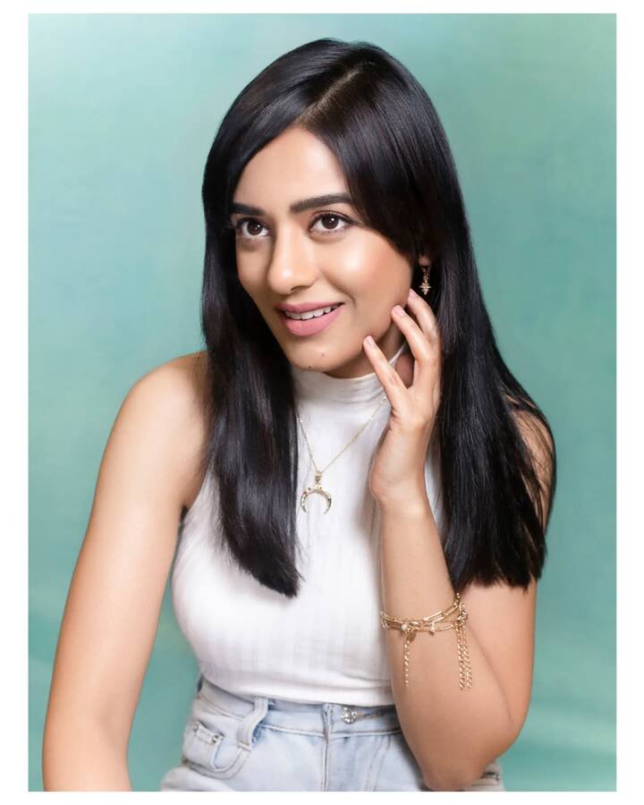 अमृता राव ने इस लुक में सिंपल और फ्रेश स्टाइल अपनाया है. उन्होंने व्हाइट स्लीवलेस टॉप और लाइट ब्लू डेनिम पहना है. साथ ही, मिनिमल गोल्ड ज्वेलरी, नेकलेस, ब्रेसलेट और छोटे ईयररिंग्स से लुक को एलिगेंट रखा है. उनका नेचुरल मेकअप और स्ट्रेट हेयर उन्हें और भी प्यारा व नैचुरल लुक दे रहा है.