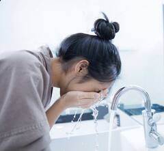 तुमच्या चेहऱ्यावर नैसर्गिक तेज हवंय? हे 8 उपाय नक्कीच ट्राय करा!