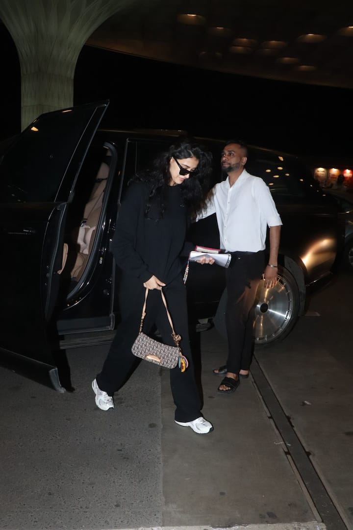 Disha has carried white sneakers to balance this monochrome look, which gives a cool touch to the entire outfit. Disha has installed dark sunglasses to make her look even more stylish. He also has a small printed shoulder bag in his hand, which is giving trendy vibe in his look. This airport look with open hair and minimal makeup looks simple, comfortable and classy.