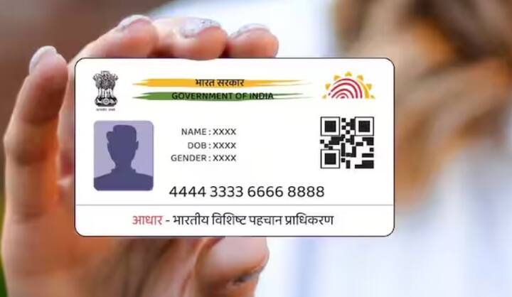 બેંકમાં જતા પહેલા, હંમેશા ઓળખ અને સરનામાનો પુરાવો સાથે રાખો. પાસપોર્ટ, આધાર કાર્ડ અથવા ડ્રાઇવિંગ લાઇસન્સ આ કામ માટે સારા વિકલ્પો છે. આ પુરાવાઓ વગર તમને ઘણી બેંક સેવાઓ મેળવવામાં મુશ્કેલી પડી શકે છે. અને તમારે ઘરે પાછા ફરવું પડી શકે છે.