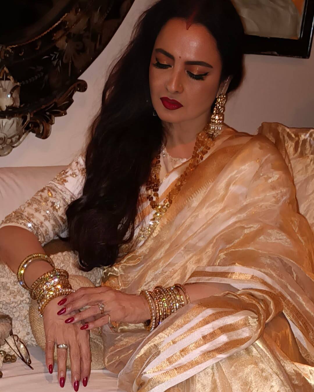 Talking about Rekha's net worth, according to the report of the First Post, she is the mistress of assets worth Rs 332 crore.