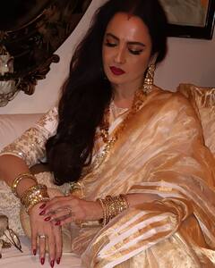 रेखा वर्सेज हेमा मालिनी: कौन-सी एक्ट्रेस है ज्यादा अमीर? खूबसूरती नें नहीं है किसी का तोड़